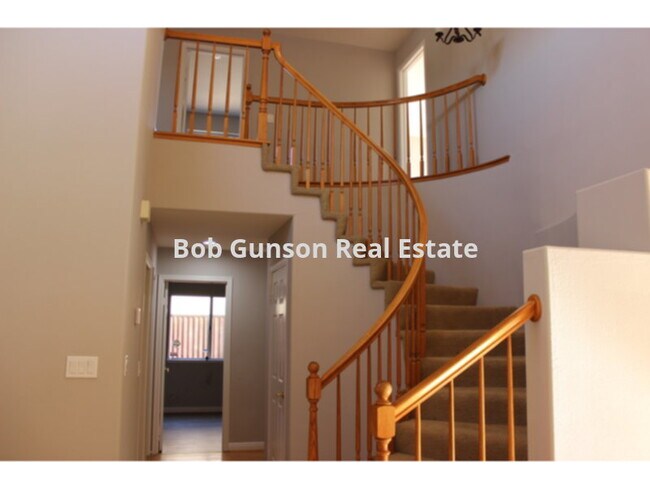 Building Photo - Large 4 bedroom, 3 bath