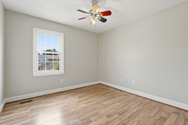 Building Photo - 1042B Margate Ct