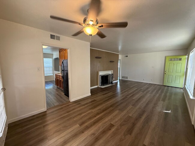 Building Photo - Cozy 2 bedroom 1 bathroom with pool!
