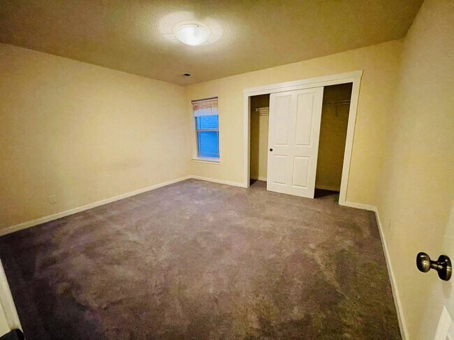 Building Photo - 2551 NW Byrne Terrace