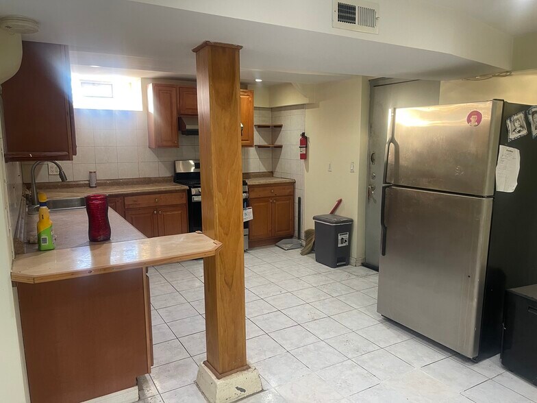 Building Photo - 1744 W Foster Ave