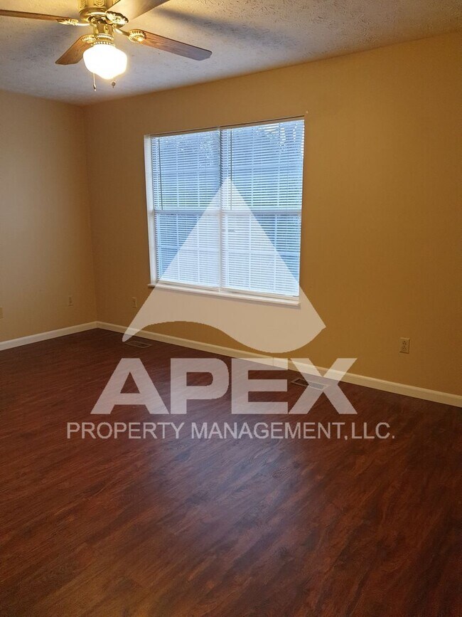 Building Photo - Spacious 2 Bd 1.5 Ba Townhouse in Halls!