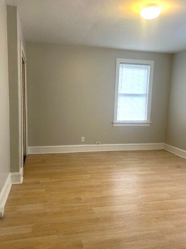 Building Photo - Spacious 2 bedroom 1 bath with sunroom and large yard!!