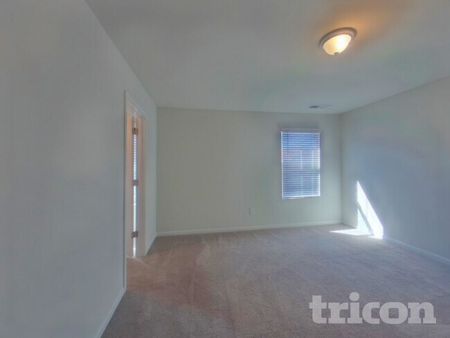 Building Photo - 14 Chalet Ct