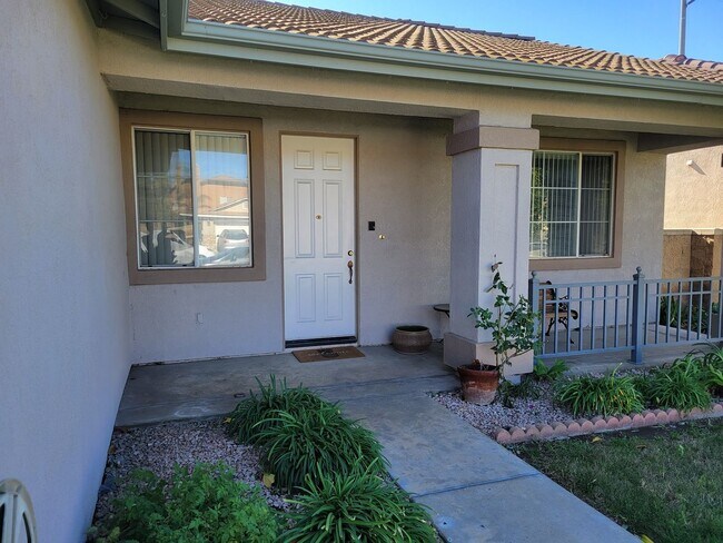 Building Photo - Lovely 4 Bedroom 2.5 Bathroom In Eastvale - Call Today