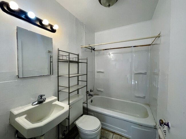 Building Photo - Cozy Modern Living – Bright 2-Bedroom Home Near Snyder High