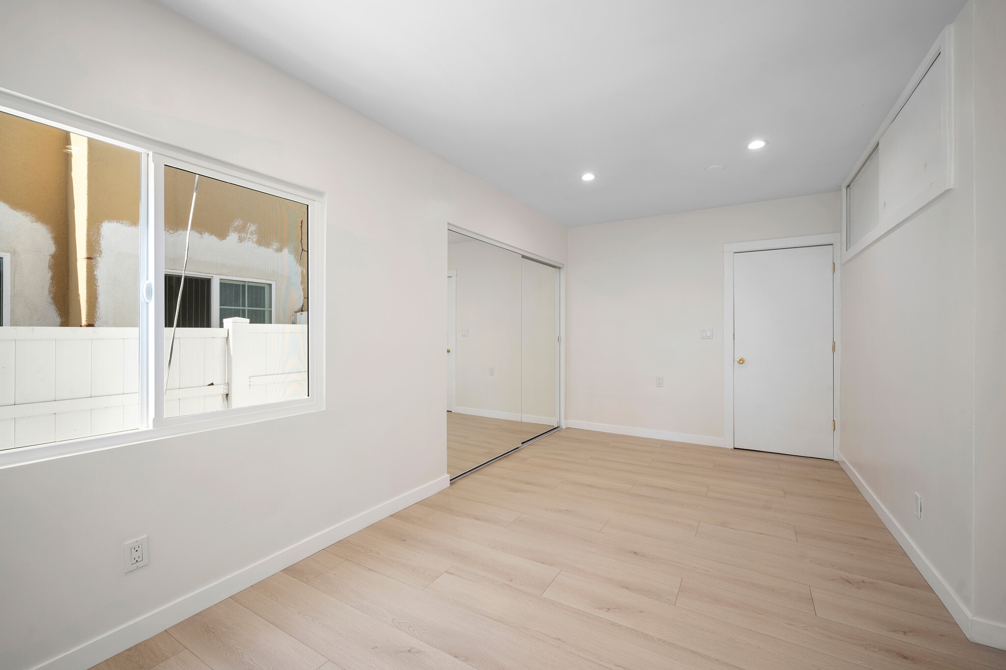 Building Photo - 525 W Wilson Ave