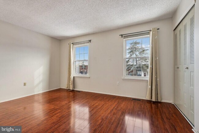 Building Photo - 8 Marsh Ct