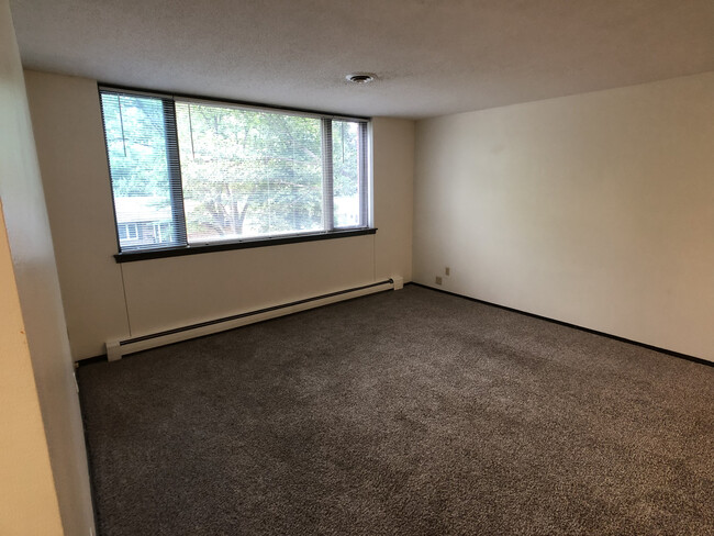 Building Photo - 2 Bedroom/1 Bathroom Available Near UND