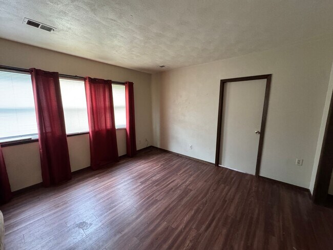 Building Photo - Charming 4 Bedroom Home in Convenient Rock Island Location