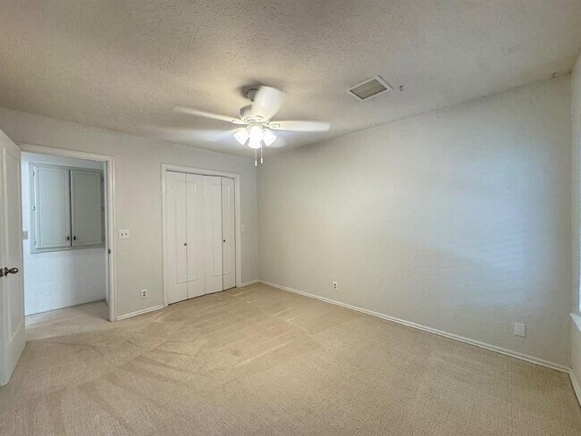 Building Photo - 905 Rambling Oaks Dr