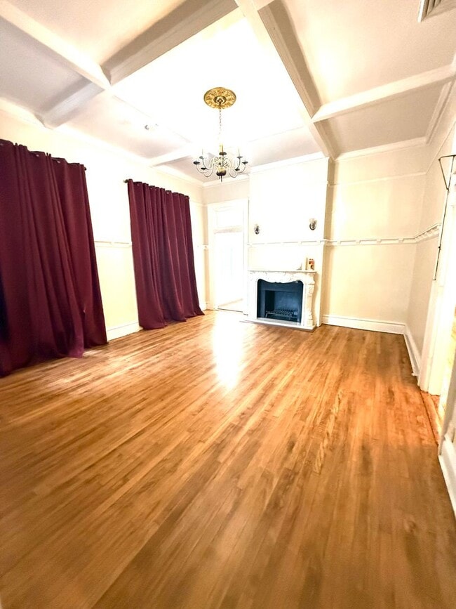 Building Photo - ** 4 bed 3 bath located in the Garden Dist...