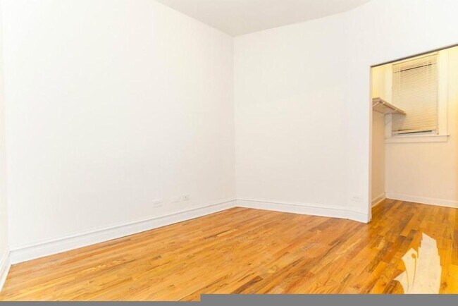 Building Photo - 2 bedroom in Chicago IL 60613