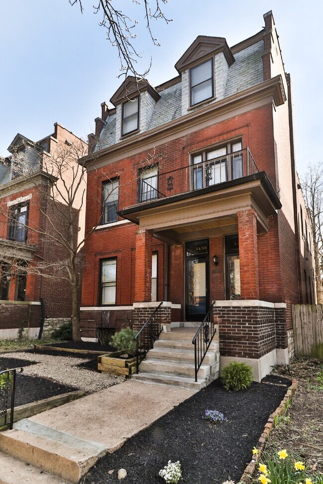 Building Photo - "Spacious 3-Bedroom Duplex with Classic Charm & Modern Comforts at 3438A Magnolia Ave!"