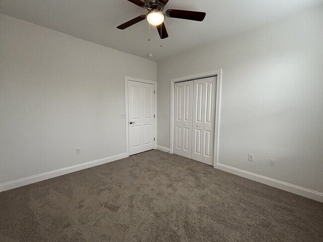 Building Photo - 5565 Colonial Chatsworth Cir