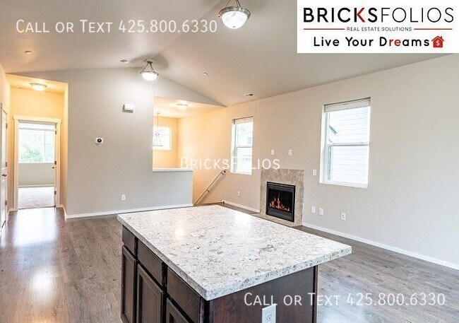 Building Photo - Modern Living Meets Convenience: 4-Bedroom...