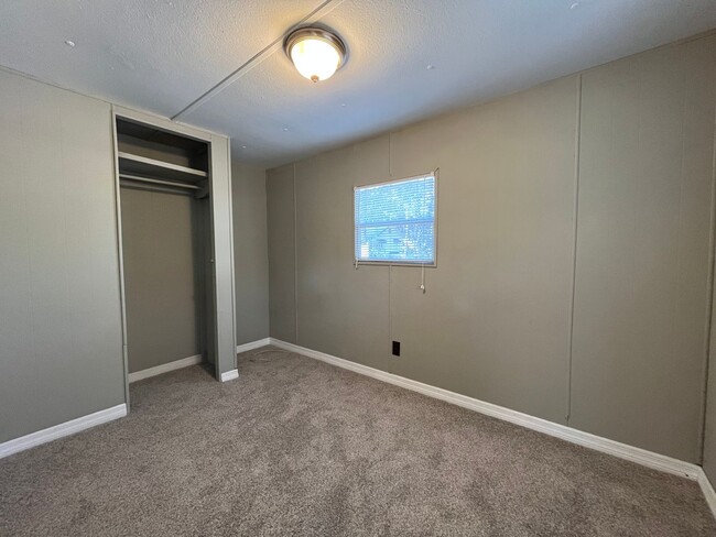 Building Photo - 2/1 Super Cute Newly Remodeled
