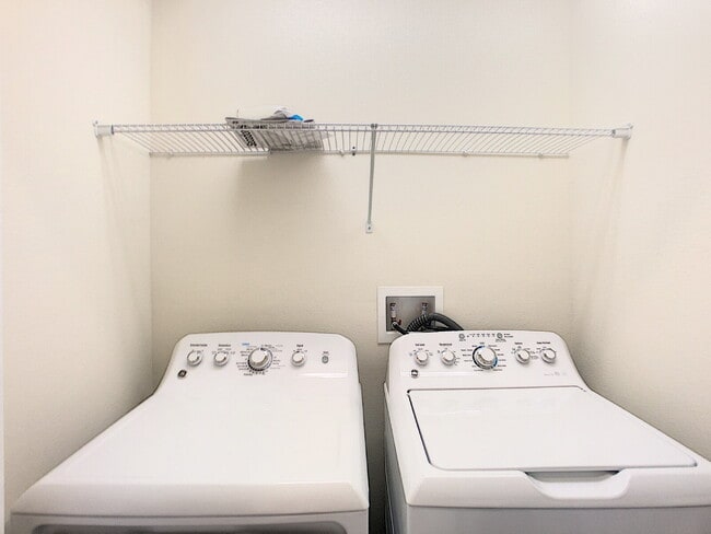 Building Photo - Gorgeous 4 bedroom townhome!