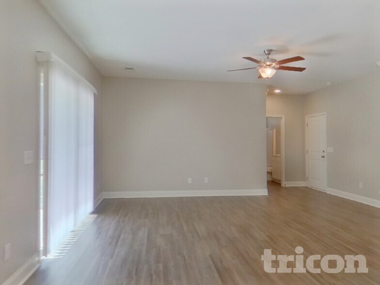 Building Photo - 563 Roseridge Dr