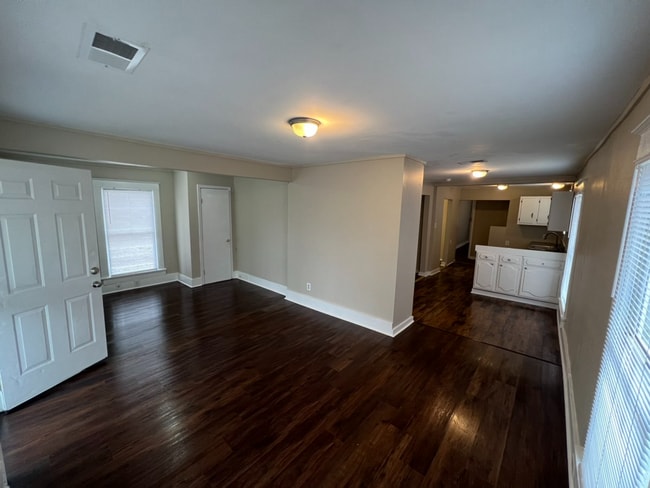 Building Photo - Nice little 3 bed/1 bath bungalow