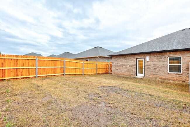 Building Photo - Stunning Newer Duplex with Private Backyard in Edmond!