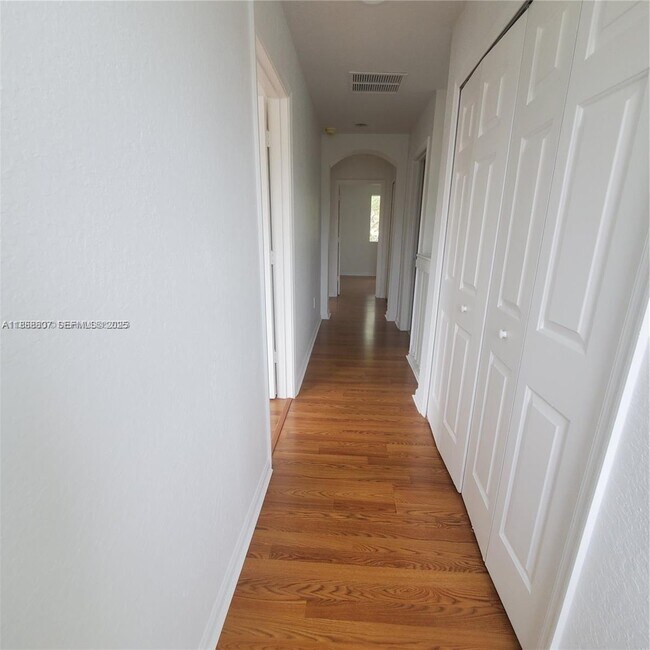 Building Photo - 2621 SE 15th Pl