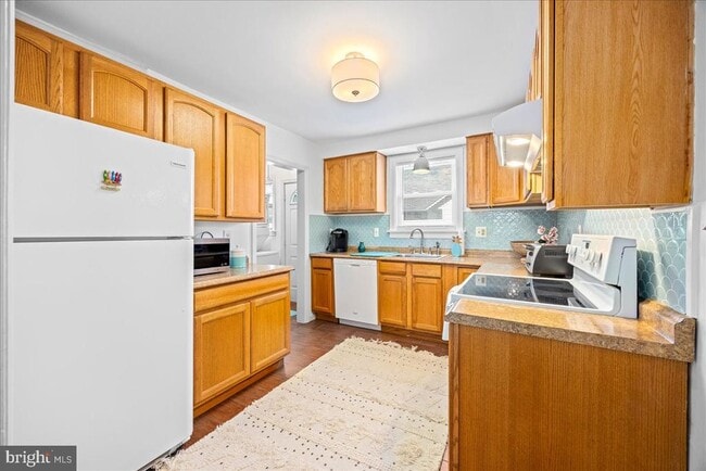 Building Photo - 208 N Lancaster Ave