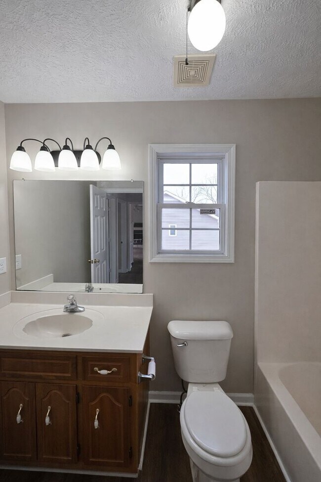 Building Photo - Beautiful 3 Bedroom 2 Bath Home