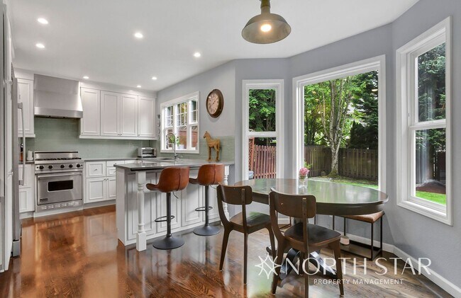 Building Photo - $1000 Off First Months Rent in Lake Oswego