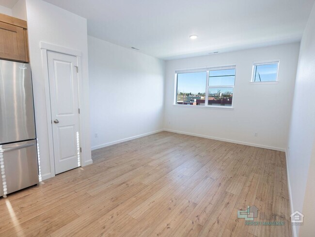 Building Photo - Charming 2-Bedroom, 2.5-Bathroom Home in Hillsboro