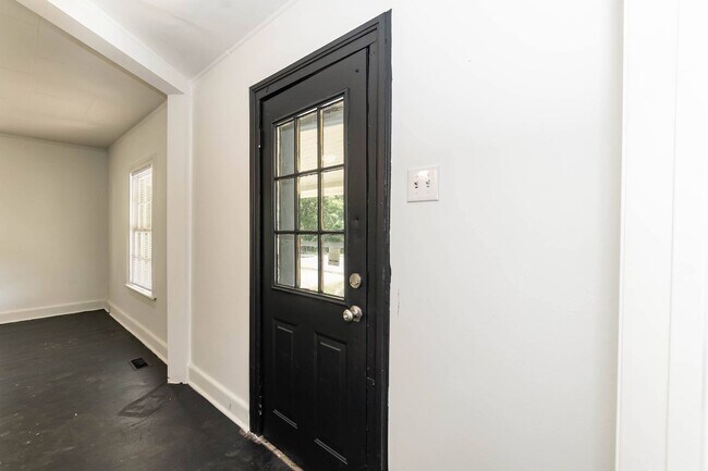 Building Photo - Beautiful Three Bedroom Home!