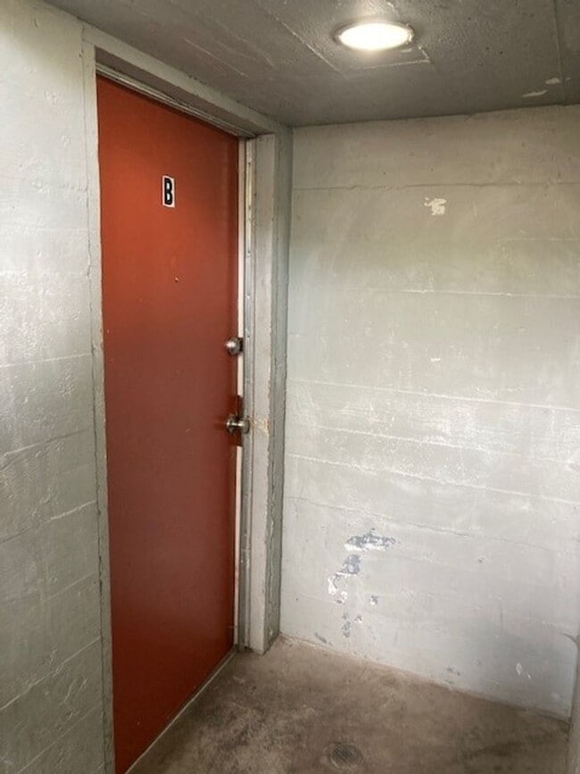 Building Photo - (487) 25th Street Duplex  2 Bdrm / 1 Bthrm