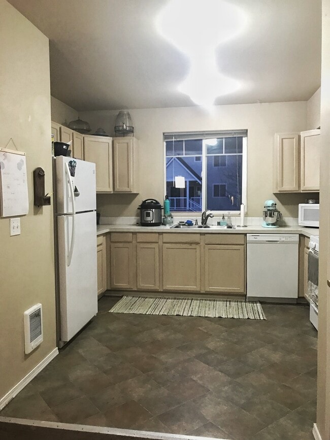 Building Photo - 3 Bedroom Town Home in Emerald Pointe