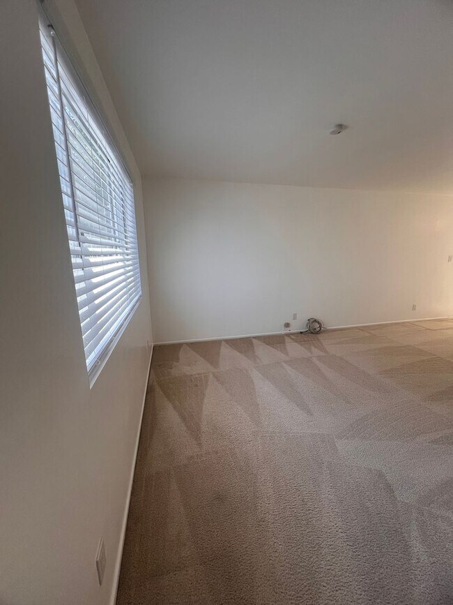 Building Photo - 3275-3275 Hilltop Dr