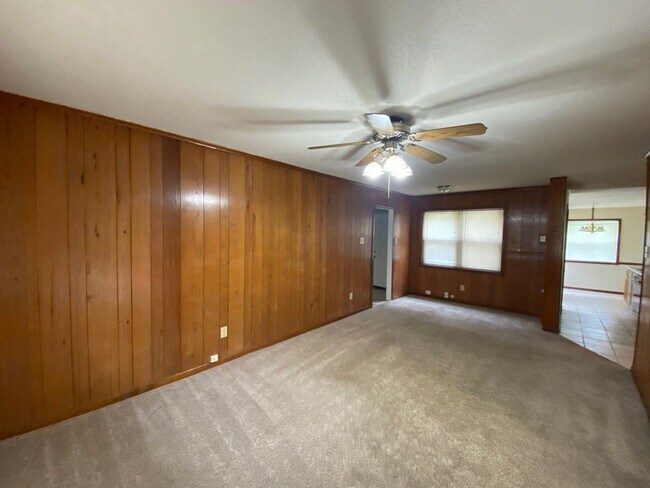 Building Photo - 1491 E Holmes Rd
