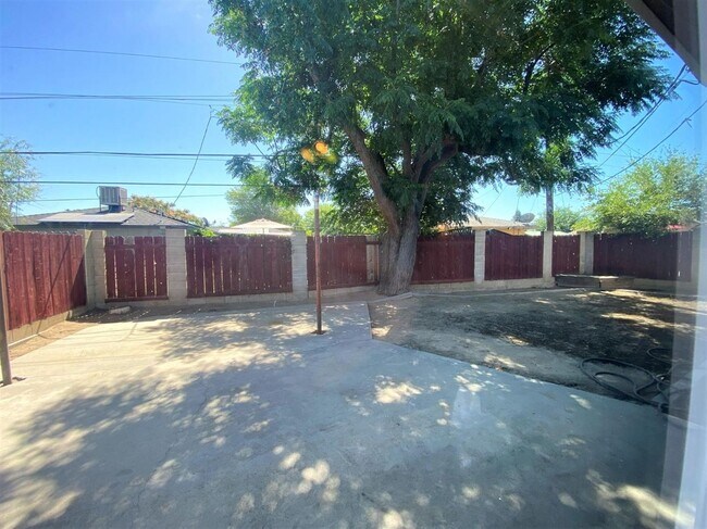 Building Photo - Lovely 3 Bedroom 1.5 Bath in Clovis
