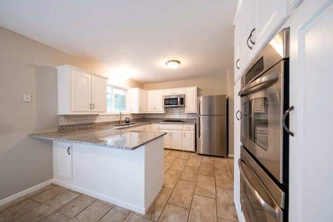 Building Photo - 3800 Fernbrook Ln N
