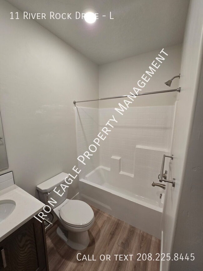 Building Photo - 11 River Rock Dr