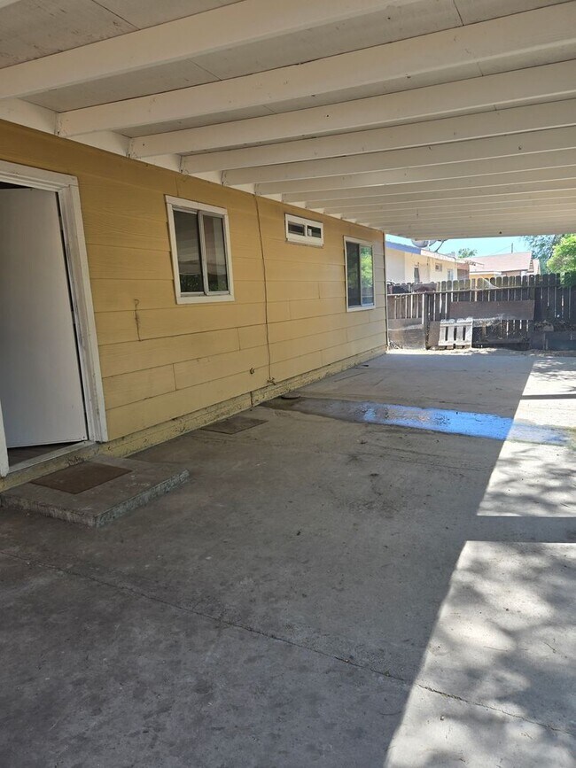 Building Photo - 3 Br 1 Ba available now