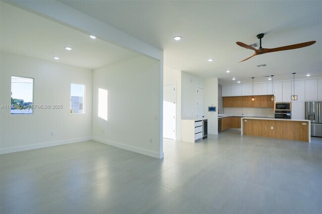 Building Photo - 5 SW 26th Pl