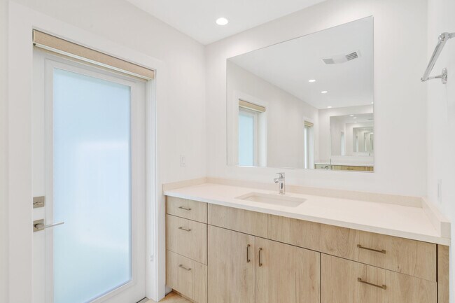 Building Photo - 1386 S Atlantic Dr