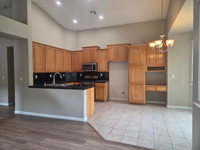 Building Photo - Desirable Empire Ranch 3 Bdrm, 2 Bath