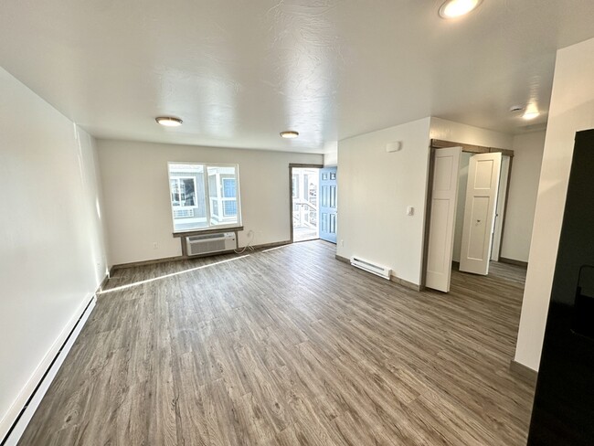 Building Photo - 3187 Queen Anns St