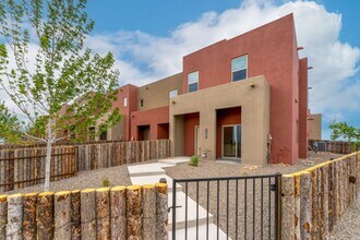 Building Photo - New Townhome in Santa Fe