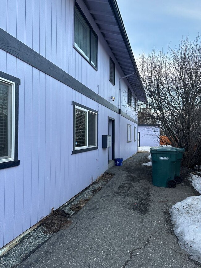 Building Photo - Heat Included! Heated Storage, 2 Bedroom/1...