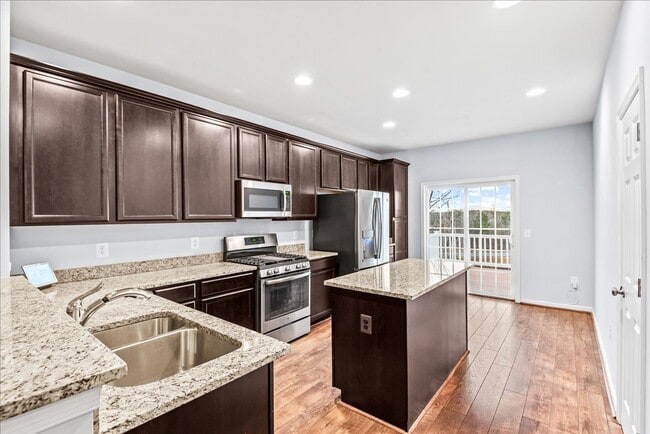 Building Photo - Commuter Friendly 3 Bed 3.5 Bath Townhome