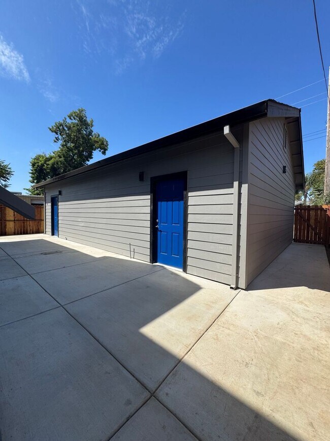 Building Photo - 629.5 N Sacramento St