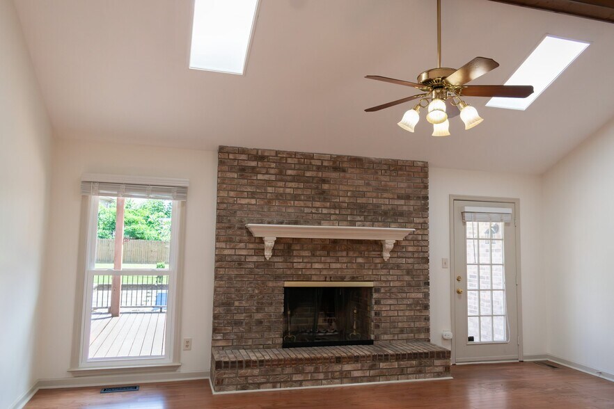 Building Photo - 140 Thomas Dr