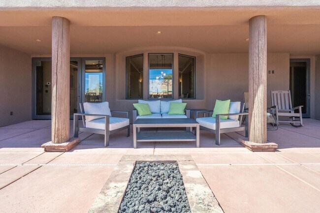 Building Photo - Exquisite Custom Home in Prestigious Commu...