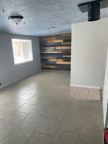 Building Photo - A charming house w/ 3 beds and 1.5 bath